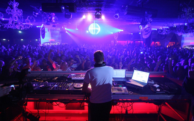 Making Cultural Comfort: Smart Club Rules for Curious Clubbers